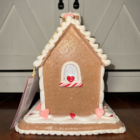 Cupcakes and Cashmere Valentines Gingerbread House - Picture 5 of 6